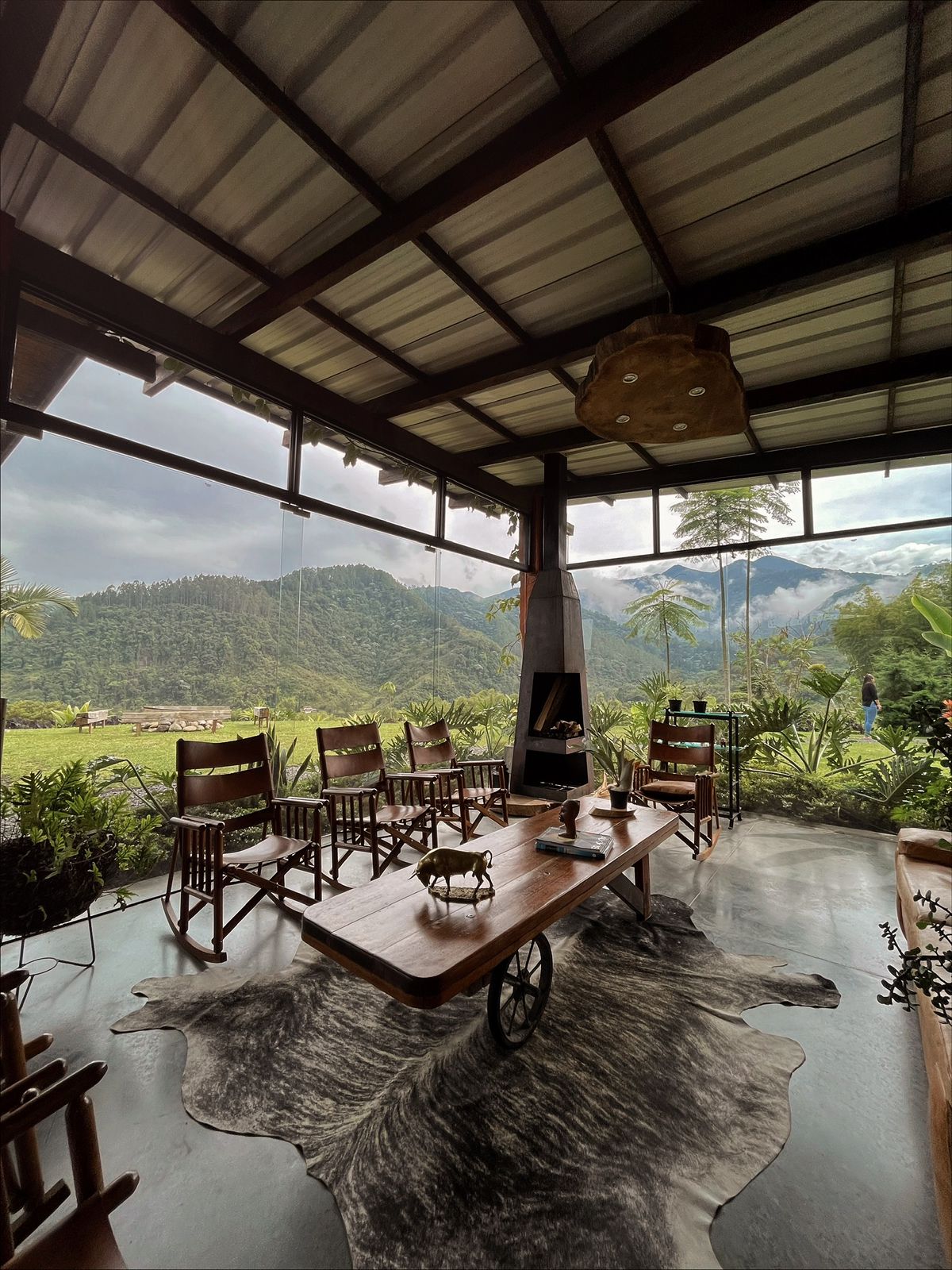 Entorno natural con montañas y vegetación